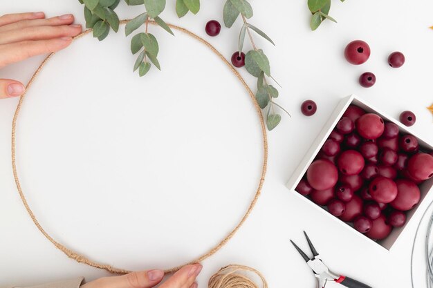 Ręka wyszywająca kwiatowy wzór